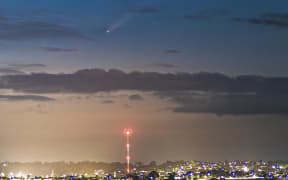 C/2023 A3 is seen over Te Atatu, Auckland on 16 October.