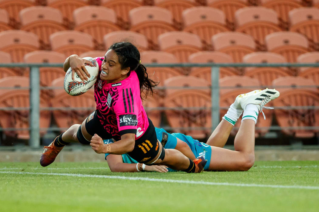 Kennedy Simon of Chiefs Manawa scores a try during Super Rugby Aupiki