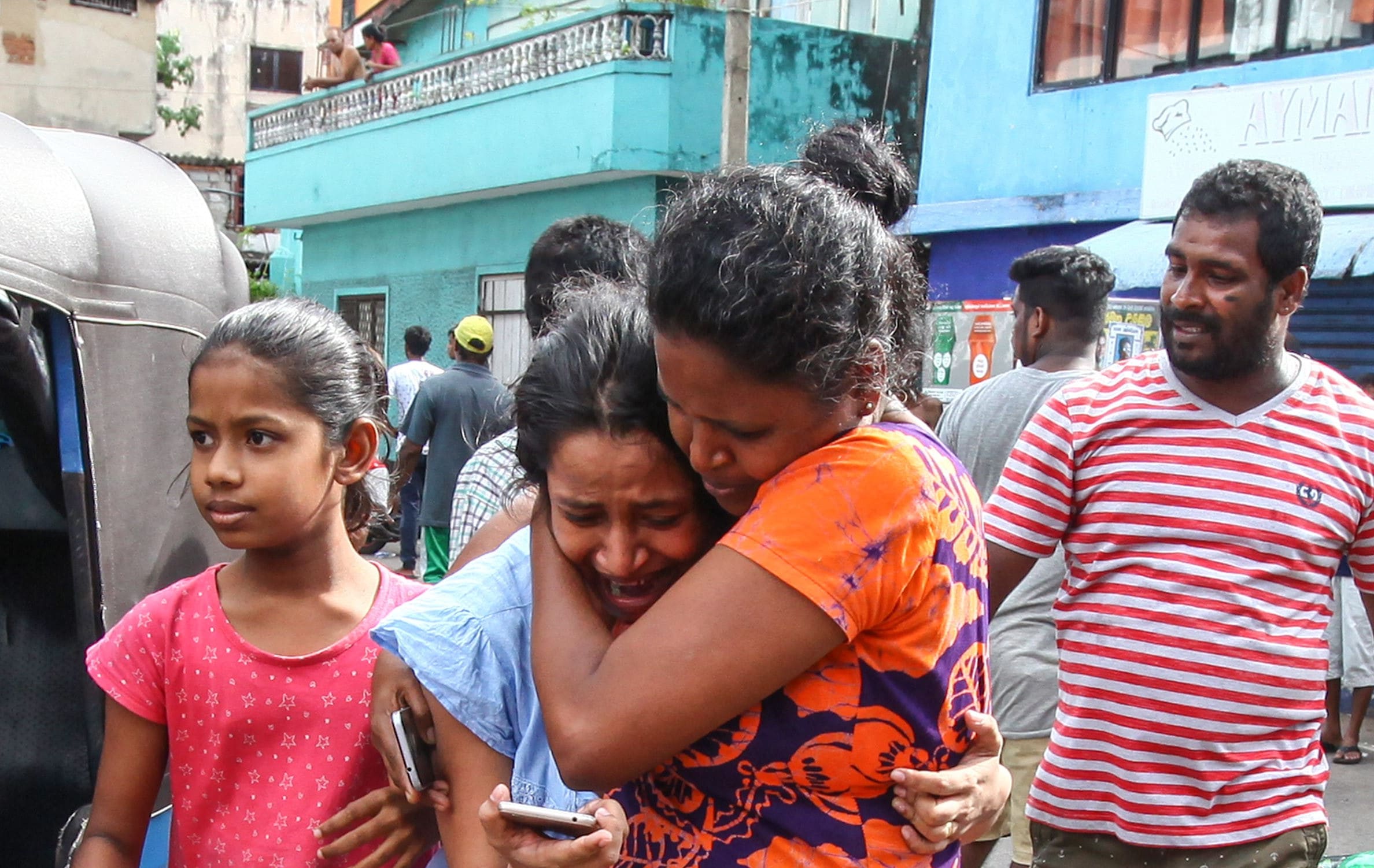 Sri Lankans living near St. Anthony's shrine run for safety after police found explosive devices in a van in Colombo, Sri Lanka on April 22, 2019.