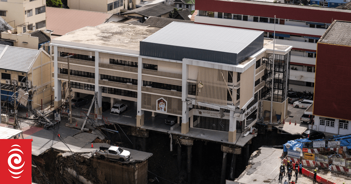 Thailand works to tackle massive sinkhole in capital