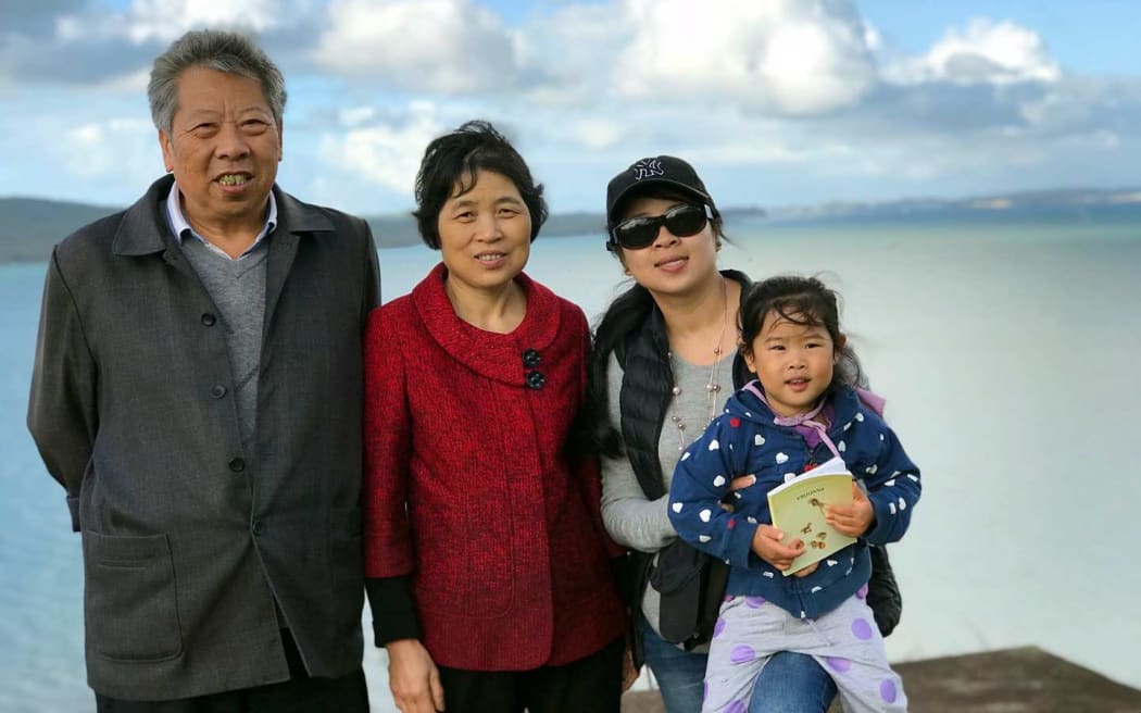 奥克兰的陶敏和父母。她希望新的父母长期访客签证不会影响到当前父母移民的走向和处理速度。