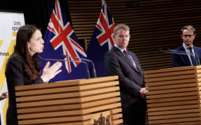 11102021 PHOTO: ROBERT KITCHIN/STUFF
L-R:  
Prime Minister Jacinda Ardern, Covid Response Minister Chris Hipkins, and Director General of Health Dr Ashley Bloomfield deliver the post cabinet decisions at the 4pm Covid update at Parliament.