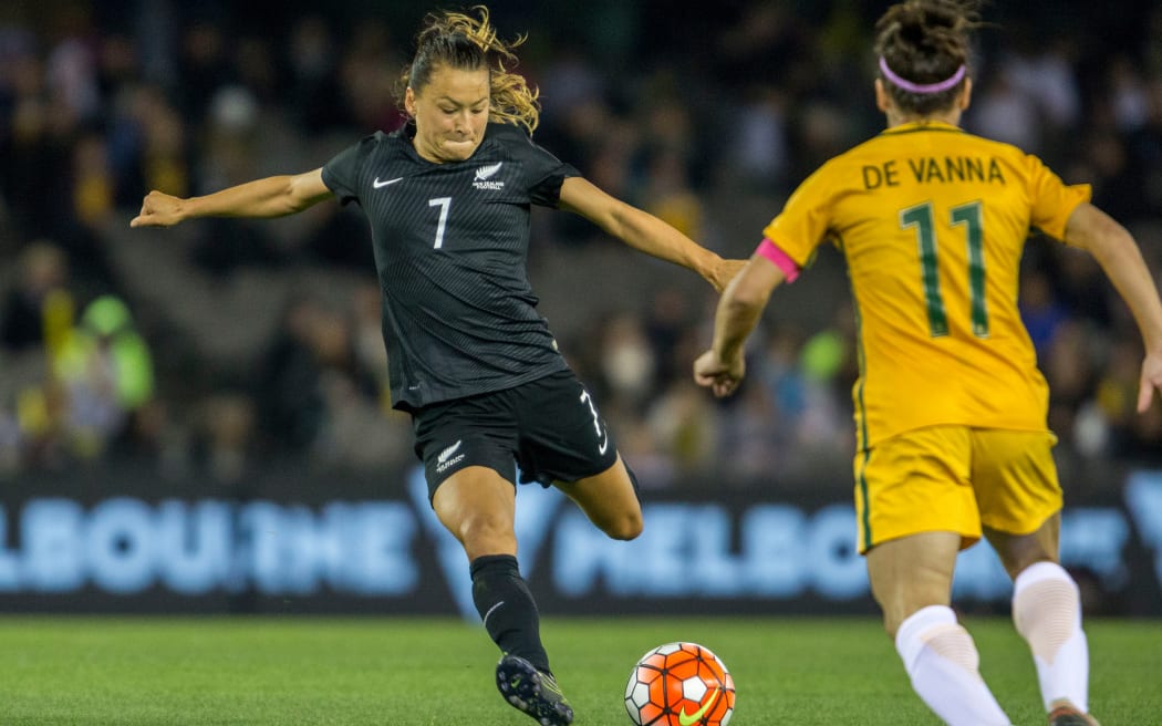 Ali Riley corre con el balón durante el partido de fútbol femenino Australia Matildas vs New Zealand Football Ferns en el estadio Etihad el 7 de junio de 2016 en Melbourne, Australia.