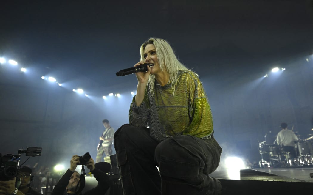 BURBANK, CALIFORNIA - SEPTEMBER 05: Emily Armstrong and Linkin Park perform during a global livestream at Warner Bros. Studios on September 05, 2024 in Burbank, California.   Timothy Norris/Getty Images for Warner Music/AFP (Photo by Timothy Norris / GETTY IMAGES NORTH AMERICA / Getty Images via AFP)