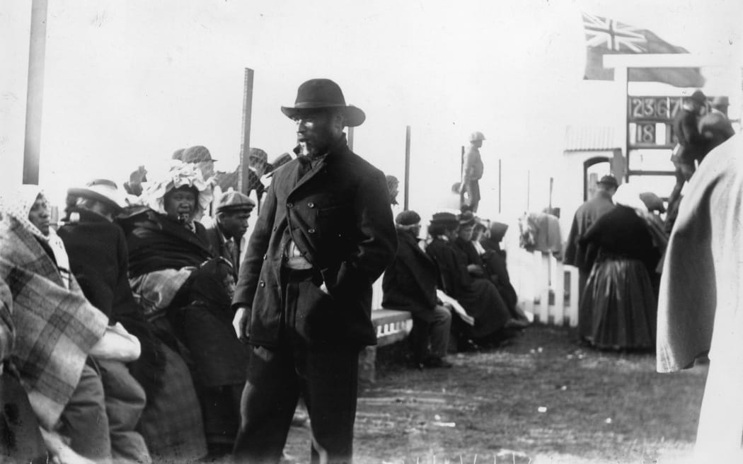Māori spectators at the Ōtaki-Māori Racing Club, around 1900.