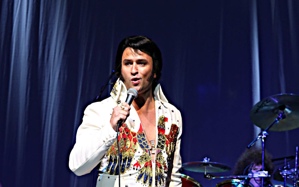 Elvis impersonator, Che Orton.