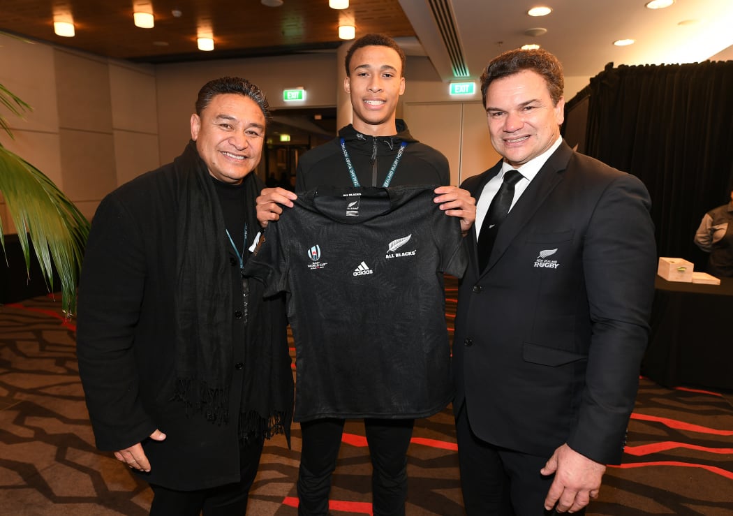 Eroni Clarke (left) and former teammate and now NZR board member Sir Michael Jones pose with former NZ Breakers basketball player RJ Hampton (middle)