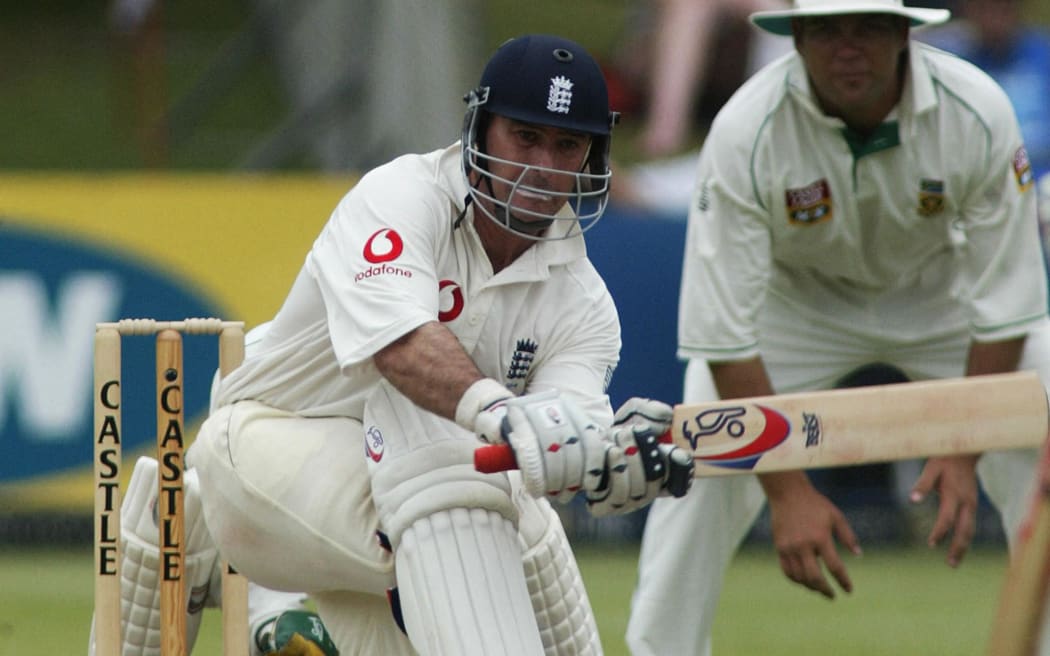 England batsman Graham Thorpe sweeps a delivery as South Africa's Jacques Kallis watches at St George's Park cricket stadium in Port Elizabeth on 21 December 2004, in the first test in the South Africa vs England cricket tour. England won the test by 7 wickets.