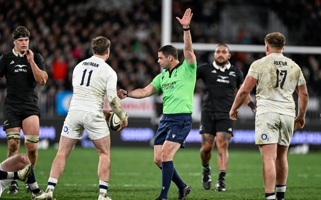 Match referee Nika Amashukeli.