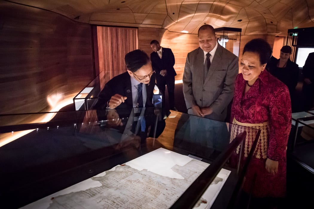 Chief Archivist Richard Foy discusses the preservation of Te Tiriti o Waitangi The Treaty of Waitangi with King Tupou VI and Queen Nanasipau’u of Tonga, inside the document room at He Tohu.