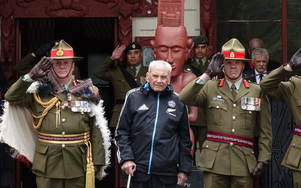 Tā (Sir) Robert “Bom” Gillies, sole survivor of the 28th Māori Battalion, is flanked by Chief of Army Major General John Boswell and Colonel Trevor Walker.