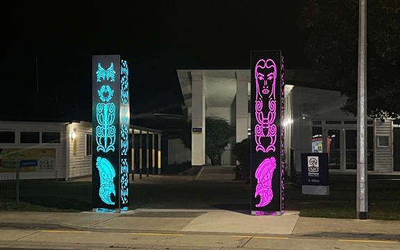 The two modern pou at the entranceway of Otumoetai Primary school, dedicated to Paraone Koikoi (left) and his wife Matatu. Paraone Koikoi lead the people of Ngai Tamarāwaho at the Battle of Gate Pa.