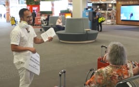Allen Carbon and his friends have been offering a helping hand by dropping groceries to people in isolation.