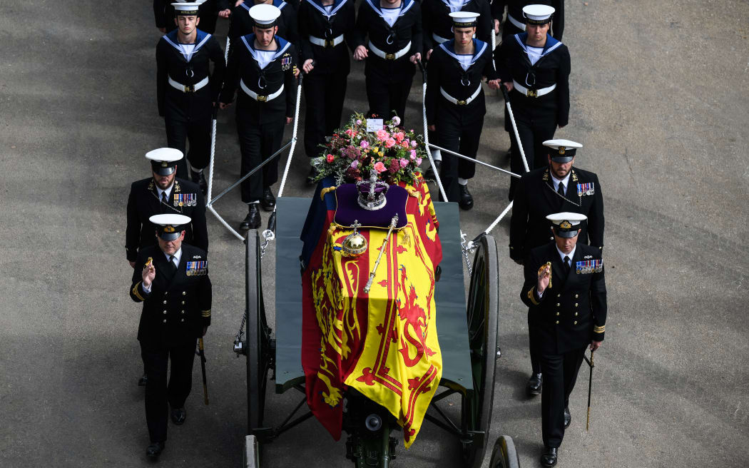 Royal Navy sailors escort the coffin of Queen Elizabeth II, draped in the Royal Standard, on the State Gun Carriage of the Royal Navy to Wellington Arch in London on September 19, 2022, after the State Funeral Service of Britain's Queen Elizabeth II.