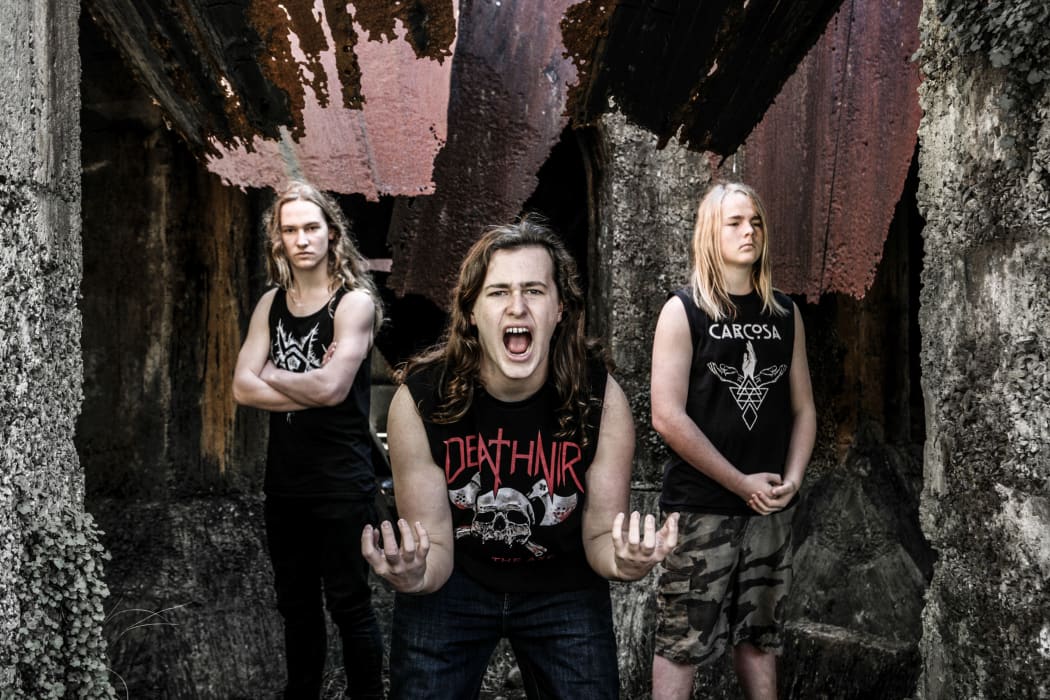 Alien Weaponry