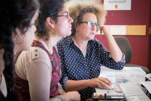 Sasha Leitman, inventor, sonic artist and composer teaching the Arduino workshop