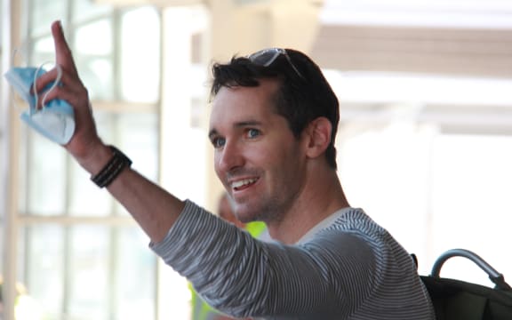 Australian Broadcasting Corporation journalist Bill Birtles waving as he arrives in Sydney on September 8, 2020, after leaving China amid worsening diplomatic relations between the two countries.