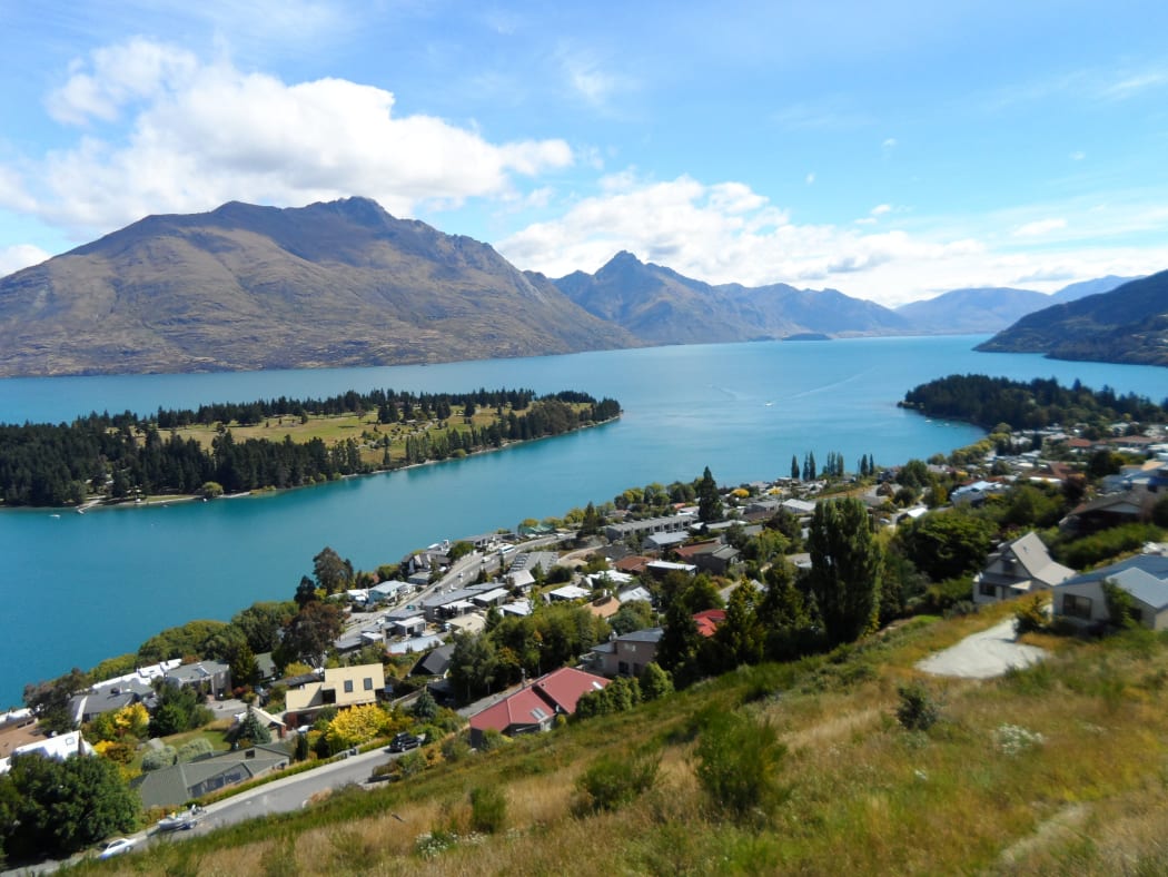 Lake Wakatipu changed colour after the slip.