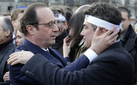 Francois Hollande speaks to Dr Patrick Pelloux, a columnist for the Charlie Hebdo magazine.