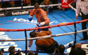 Tony Bellew knocks down David Haye 2017.