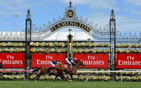 Rekindling wins 2017 Melbourne Cup from Johannes Vermeer.
