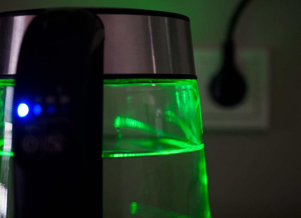 17 January 2021, Berlin: A glass electric kettle with 50, 70, 80, 90 and 100 degree Celsius water temperature settings is in operation. A blue LED light indicates the desired temperature.