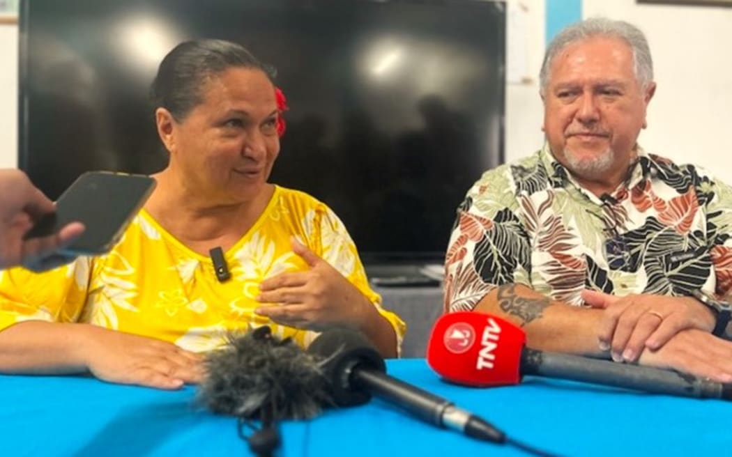 French Polynesia’s pro-independence President Moetai Brotherson (right) replaces his Vice-President Eliane Tevahitua (left) – Photo TNTV