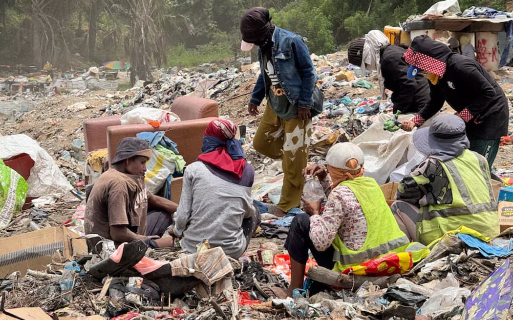 People make a living picking waste at the Tibar rubbish dump. (ABC News: Vonia Vieira)
