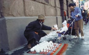David Hammons, Blizaard Ball Sale, 1983