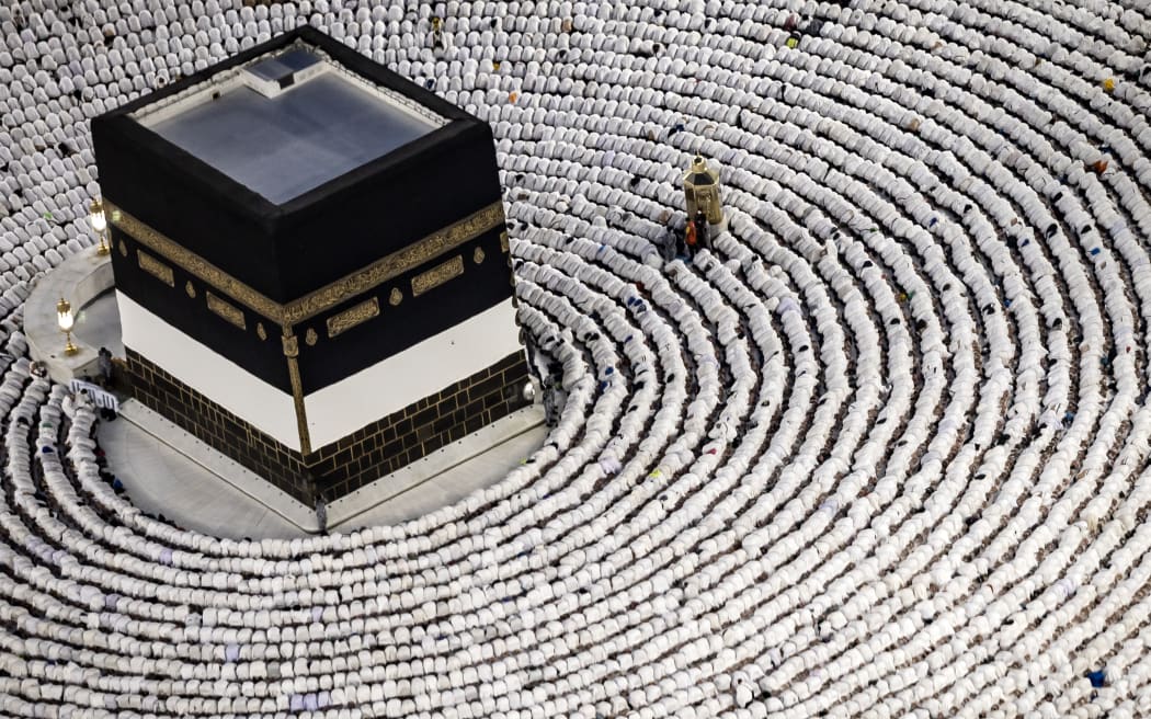 Los fieles musulmanes rezan alrededor de la Kaaba, el santuario más sagrado del Islam, en la Gran Mezquita de la ciudad santa de La Meca en Arabia Saudita el 13 de junio de 2024, antes de la peregrinación anual Hajj.  Después de viajar desde los cuatro rincones del mundo hasta la ciudad más sagrada del Islam, los peregrinos realizarán primero el 