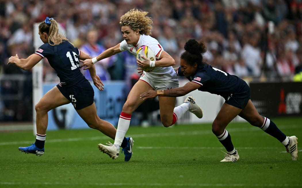 England's full back Ellie Kildunne runs with the ball past United States' full back Lotte Sharp during the Women’s Rugby World Cup pool A match