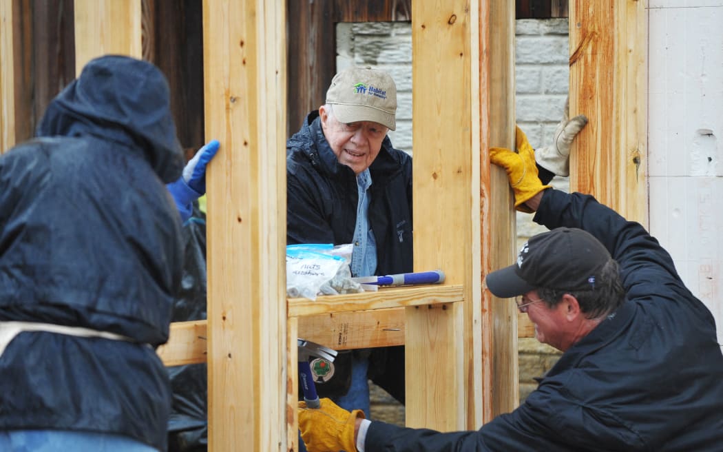 Former US president Jimmy Carter takes part in a Habitat for Humanity project October 4, 2010 in Washington, DC. AFP PHOTO/Mandel NGAN (Photo by MANDEL NGAN / AFP)