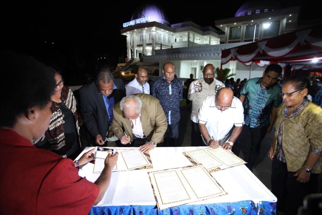 Papua New Guinea's Madang Governor Peter Yama signs an agreement with the Governor of Indonesia's Papua province, Lukas Enembe in Jayapura, October 2018