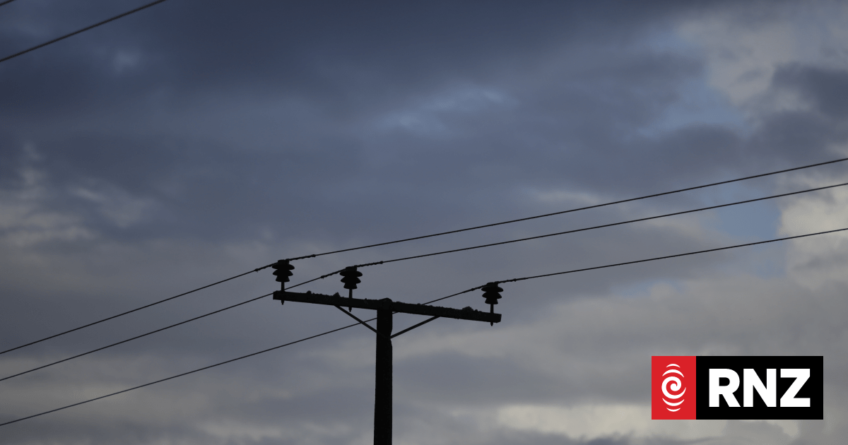 Car hits power pole cutting electricity around Cambridge