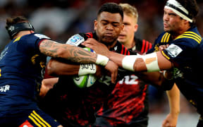 Seta Tamanivalu of the Crusaders runs into the defence.