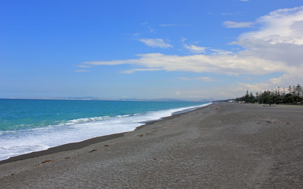 Beach, surf and pacific ocean in Napier.