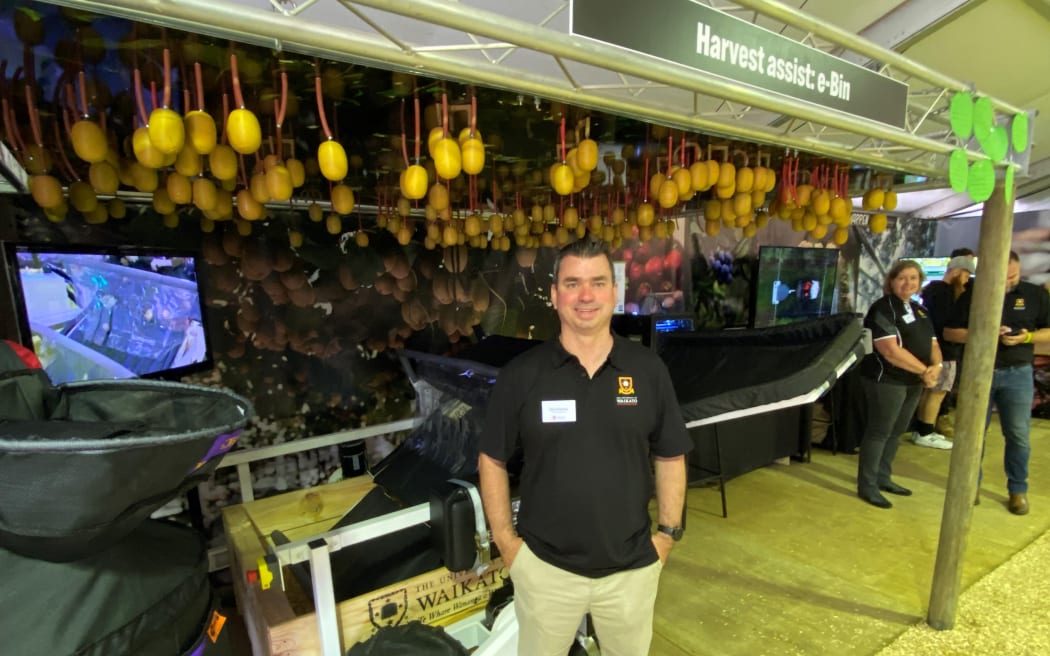 Nick Pickering with the kiwifruit e-bin.