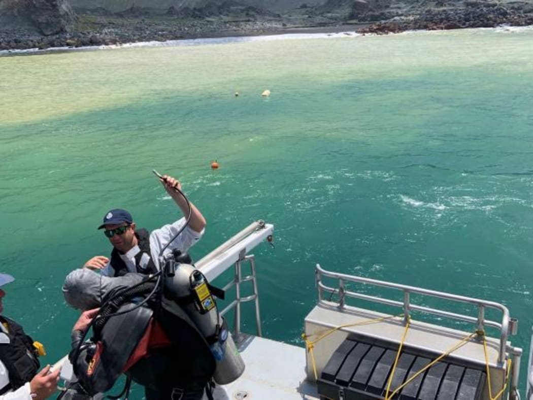 The police dive squad is facing difficult conditions.
