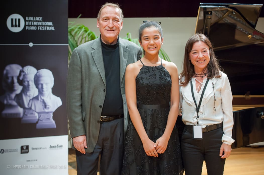 Wallace National Jr Piano Competition 2018 winner Ashani Waidyatillake (centre)