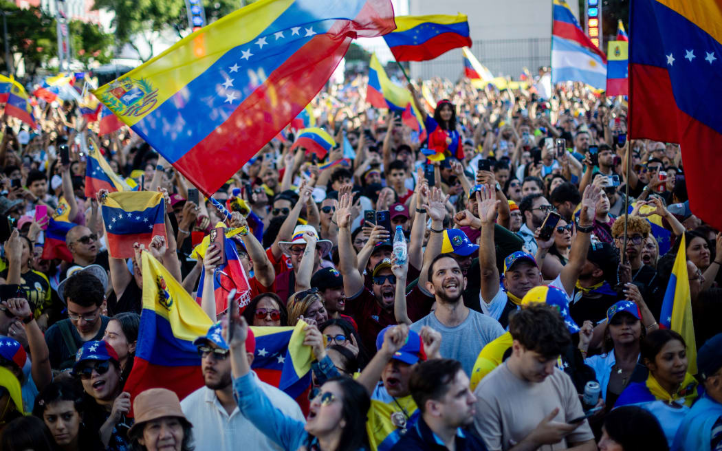 Venezuelans living in Argentina celebrate at the Obelisk in Buenos Aires on January 3, 2026, after US forces captured Venezuelan leader Nicolas Maduro.