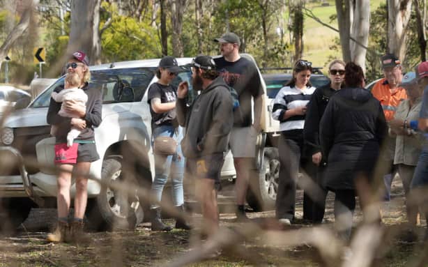 A group of family and friends searched bushland near Preston, south of Toowoomba. (ABC Southern Qld: Dan McCray)
