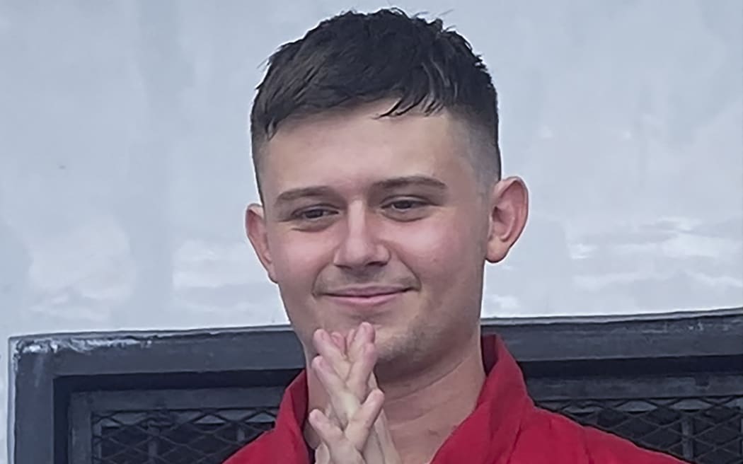 This handout picture taken and released on June 6, 2023 by the Aceh Ministry of Justice and Human Rights regional office shows Australian citizen Bodhi Mani Risby-Jones gesturing during his release at the Sinabang prison in Simeuleu on 6 June 2023, after reconciling with the victim of his rampage last April while he was drunk, and paid a compensation fee of over 16,000 USD. (Photo by Handout / Aceh Ministry of Justice and Hum / AFP) / RESTRICTED TO EDITORIAL USE - MANDATORY CREDIT "AFP PHOTO / Aceh Ministry of Justice and Human Rights regional office" - NO MARKETING NO ADVERTISING CAMPAIGNS - DISTRIBUTED AS A SERVICE TO CLIENTS