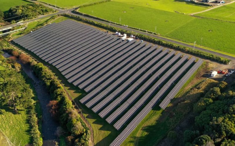 New Zealand's largest grid-connected solar power plant up and running | RNZ