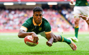 Canan Moodie of South Africa scores a try