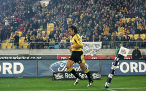 Tana Umaga runs out onto the field before the Super 14 match between the Hurricanes and the Waratahs in 2007