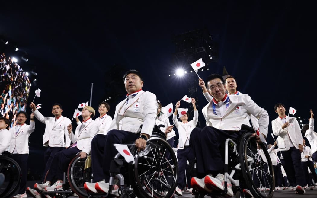 Un representante de Japón desfila en la Plaza de la Concordia durante la ceremonia inaugural de los Juegos Paralímpicos París 2024 el 28 de agosto de 2024 en París. (Foto de Frank FIFE / AFP)