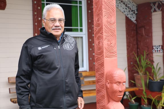 Jim Schuster at Hinemihi whare, Whakarewarewa.
