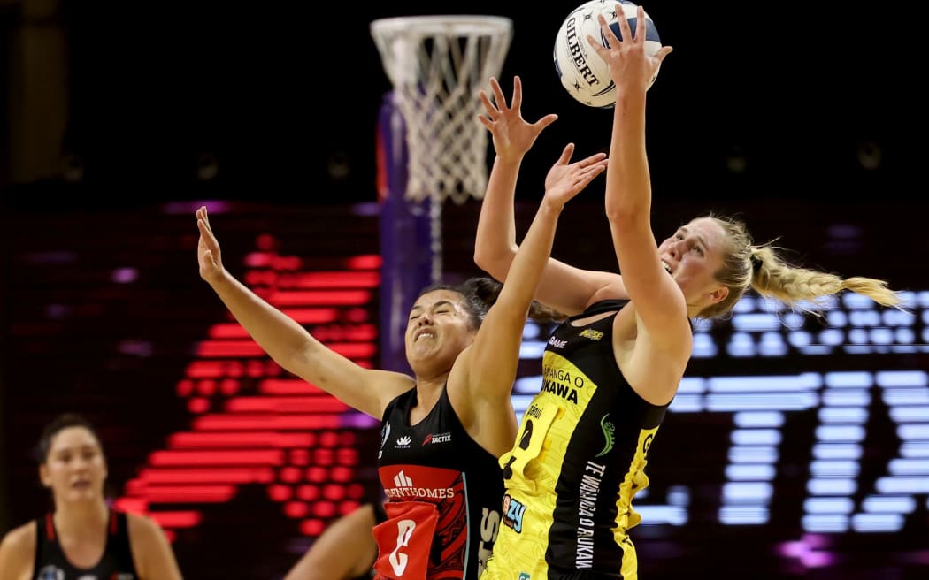 Kimiora Poi of the Tactix (L) challenges Maddy Gordon of the Pulse for possession.