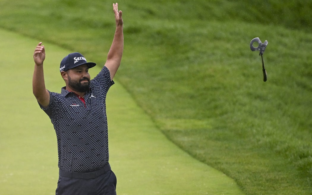 OAKMONT, PENNSYLVANIA - JUNE 15: J. J. Spaun of the United States celebrates winning on the 18th green during the final round of the 125th U.S. OPEN at Oakmont Country Club on June 15, 2025 in Oakmont, Pennsylvania.   Ross Kinnaird/Getty Images/AFP (Photo by ROSS KINNAIRD / GETTY IMAGES NORTH AMERICA / Getty Images via AFP)