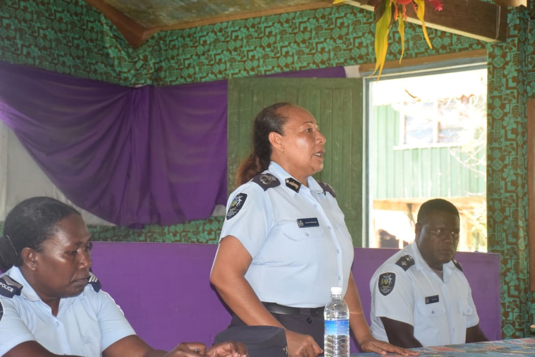 Deputy Commissioner Juanita Matanga 
talks to members of the Kariki community